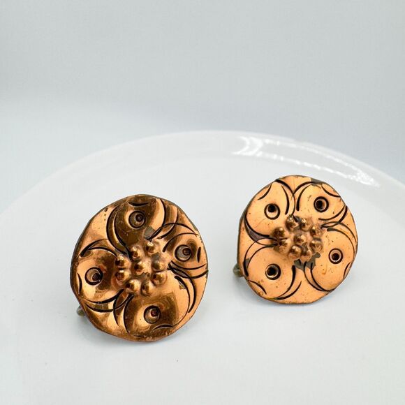 Vintage 1950s Copper Floral Screw Back Earrings Embossed Design Retro Jewelry - Picture 3 of 8